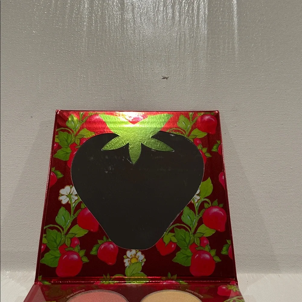 Strawberry Shortcake Complexion Palette with Bronzer, Highlighter and Blush.
